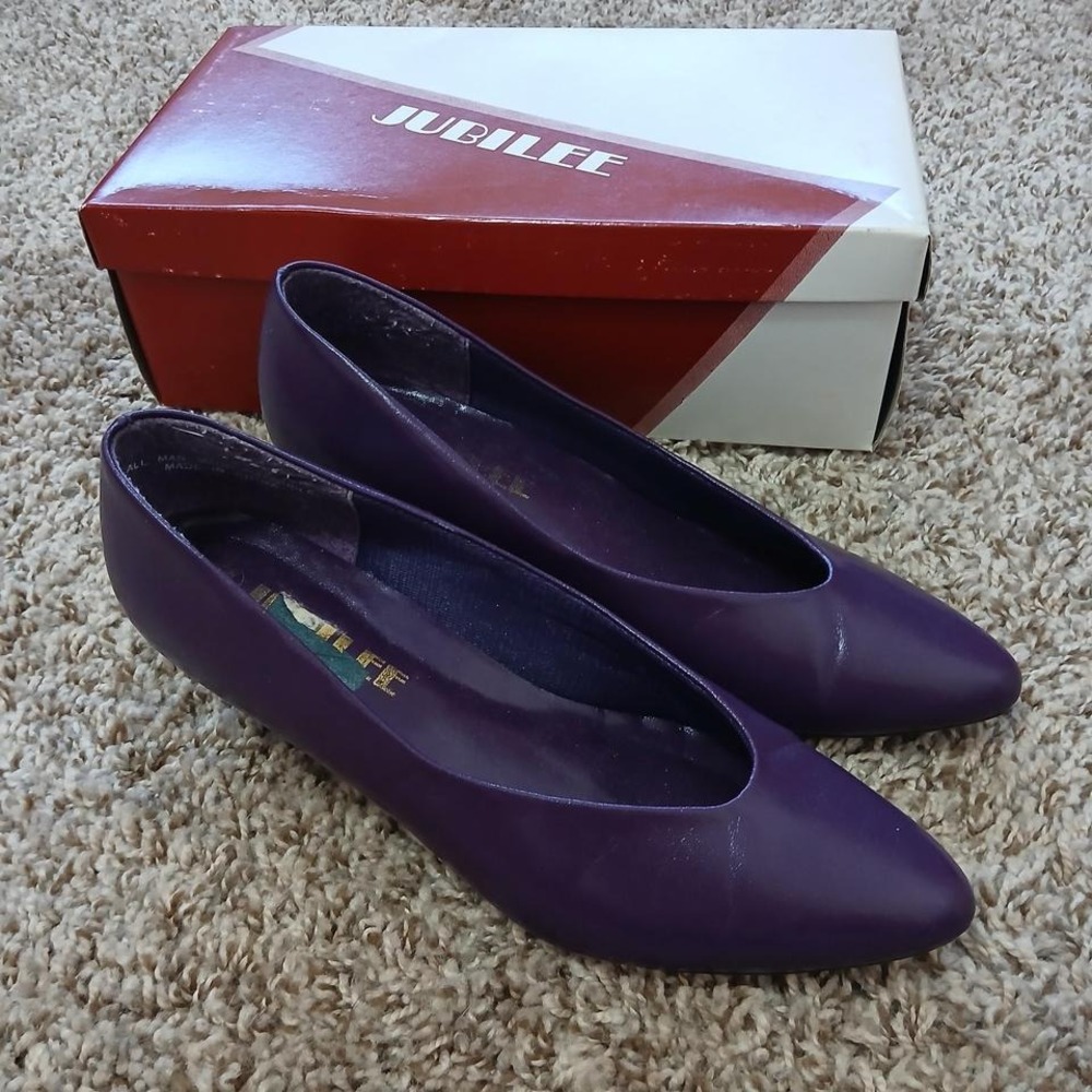 Vintage 80s  purple‎ pointy toed leather kitten heels in original box, size 7.5.